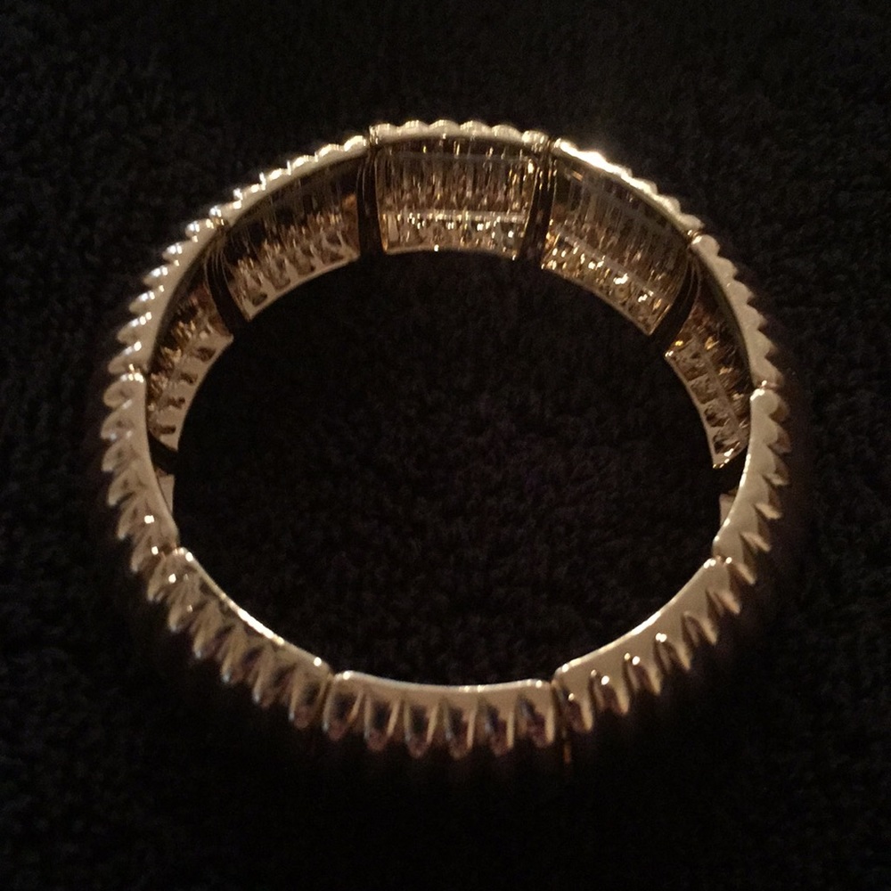 Avon goldtone slinky stretch bracelet new in box